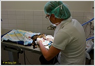 Het is behoorlijk priegelwerk en daarom is mevrouw Esther niet zomaar een mevrouw-in-de-witte-jas. Zij heeft hiervoor extra moeten leren op de witte-jassen-school.